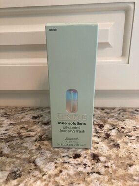 Clinique Acne Solutions Oil-Control Cleansing Mask — mint green